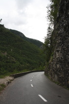 … von der in den Hang gebauten Straße aus