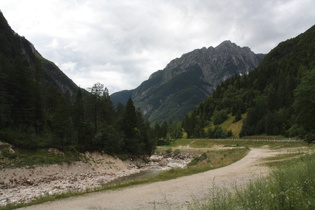 die Koritnica, Blick flussabwärts, und der Rombon …