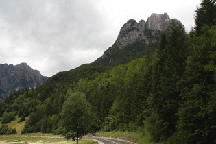 … sowie ein vorgelagerter Berg, von Log pod Mangrtom aus gesehen