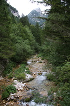 die Torrente Raccolana, wo die Passstraße die Tallinie erreicht, Blick flussaufwärts