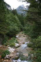 die Torrente Raccolana, wo die Passstraße die Tallinie erreicht, Blick flussaufwärts