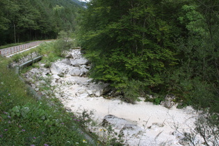 die fast trocken gefallene Torrente Raccolana, Blick flussaufwärts