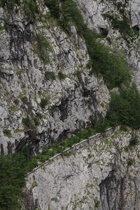 Zoom auf eine aufgegebene Straße aus der Zeit vor der Staumauer