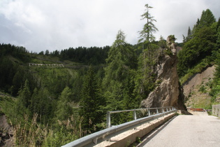 ohne Tunnel durch den Berg gebaute Straße