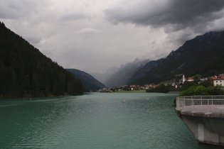 Blick von der Staumauer über den Lago di Auronzo