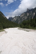 der trocken gefallene Torrente Marzon, Blick flussaufwärts