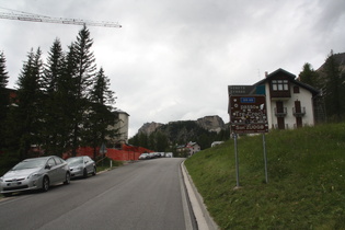 Schild an der Ostrampe knapp unterhalb der Passhöhe