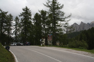 Schild an der Westrampe knapp unterhalb der Passhöhe