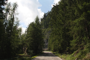 ohne Tunnel durch den Berg gebaute Straße