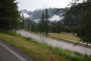 Blick auf Kehren der Südrampe im Val Cordevole