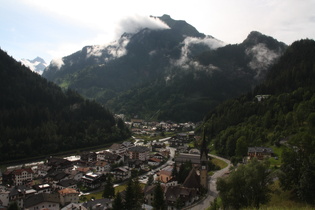 Blick über Caprile und Saviner di Laste auf den Monte Migogn