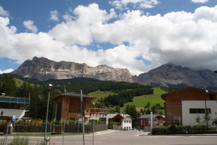 Blick von Stern auf v. l. n. r.: Heiligkreuzkofel und Lavarela