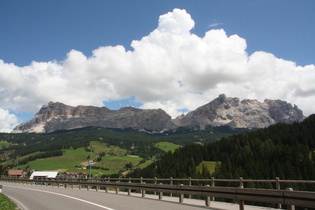 … und Blick auf v. l. n. r.: Heiligkreuzkofel und Lavarela