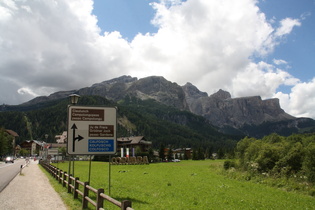 Corvara, nördlicher Ortseingang, im Hintergrund die Sellagruppe