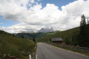 Blick über das Skigebiet auf v. l. n. r.: Heiligkreuzkofel und Lavarela