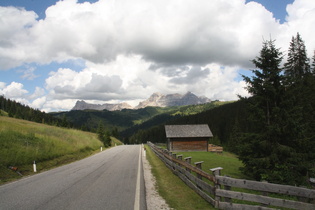 Blick über das Skigebiet westlich von Corvara auf v. l. n. r.: Heiligkreuzkofel und Lavarela