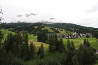 Blick über St. Leonhard Richtung v. l. n. r.: Heiligkreuzkofel und Lavarela