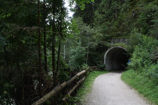 zwischen zwei Tunneln im Verlauf des Radweges, Blick nach Westen …