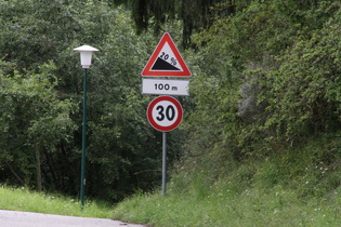 So ein Schild steht nur oberhalb der Rampe.