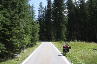 mehr Platz ist hier nicht, aber für die Begegnung Fahrrad mit Stinkekiste reicht es