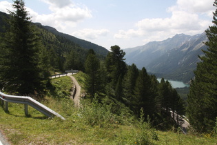 Blick über Kehren der Westrampe auf den Antholzer See