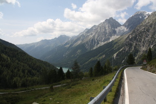 Blick von ziemlich weit oben auf Antholzer See und Rieserfernergruppe