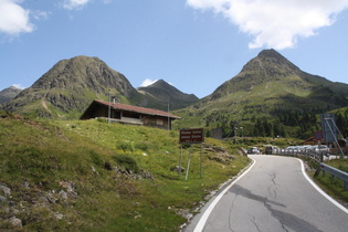 Blick zur Passhöhe, dahinter v. l. n. r.: Kärlskopf, Rosskopf, Innerrodelgungge und Nordwestgrat des Hinterbergkofel