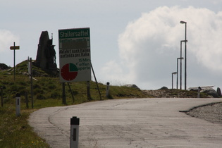 Blick von der Ostrampe zur Passhöhe