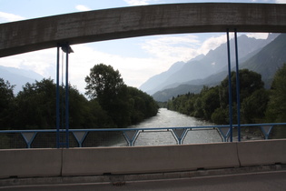 … und Blick flussabwärts, vom Südufer aufsteigend die Lienzer Dolomiten