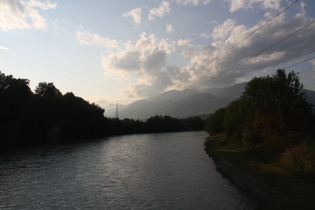 die Drau bei Spittal, Blick flussaufwärts auf die Reißeckgruppe …