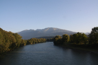 die Drau bei Spittal, Blick flussaufwärts auf die Reißeckgruppe …