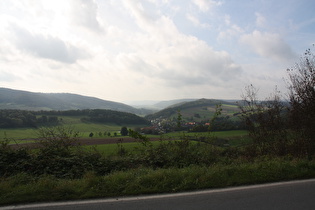 Blick vom Anstieg über Lütgenade ins Wesertal