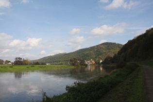 … und Blick flussabwärts auf Rühle und den Ehrberg