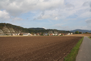 Blick von Süden auf Dölme und die Felswände bei Steinmühle