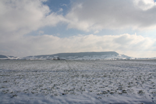 … Blick nach Südosten zum Holzberg …