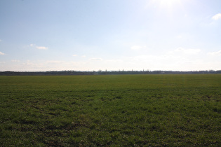 Blick vom Leineradweg nach Süden, am Horizont der Deister