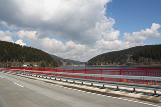 Okerstausee, Blick von der Weißwasserbrücke Richtung Hauptstaumauer