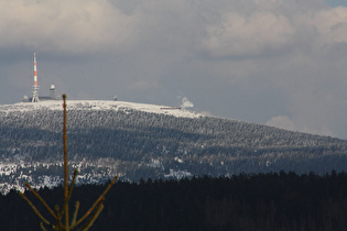 Zoom auf den Gipfel und eine Brockenbahn