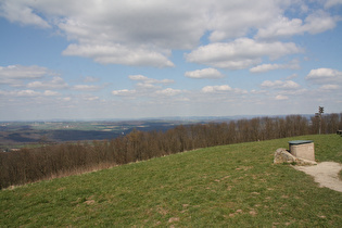 eine Steingruppe auf der Nordseite des Gipfels …