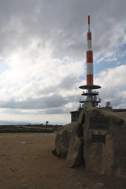 Gipfelstein, im Hintergrund der Sendemast