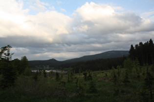 Blick von Luisenbank auf Eckerstausee, dahinter v. l. n. r.: Fohlenkopf und Brocken