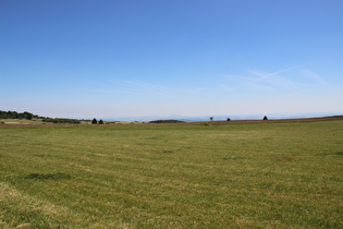 etwas weiter nördlich, Blick nach Osten, im Hintergrund die Gleichberge