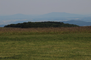 Zoom auf die Gleichberge, v. l. n. r.: Kleiner Gleichberg und Großer Gleichberg