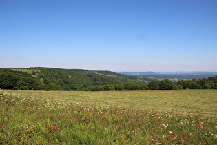 … und Blick nach Nordosten auf die umfahrene Senke