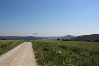 … und Blick nach Nordosten, am Horizont der Thüringer Wald