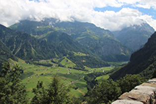 Blick über die Auengüeter im Linthal, dahinter v. l. n. r.: Vorlegstock und Selbsanft (beide in Wolken)