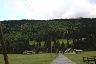 Urnerboden-Riedrütti, dahinter die Gemsfairen (in Wolken)