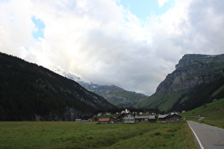 Siedlung Urnerboden, dahinter v. l. n. r.: Clariden (in Wolken), Klausenpass und Glatten