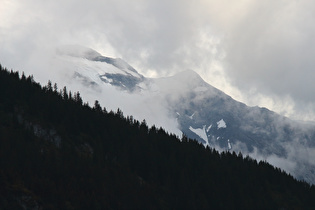 Zoom "durch die Wolken" auf einige Eisfelder am Clariden