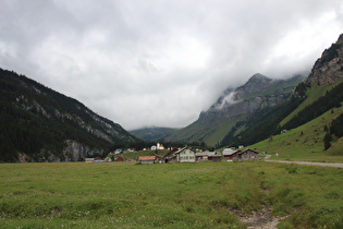 Siedlung Urnerboden, dahinter der Glatten, Rest in Wolken